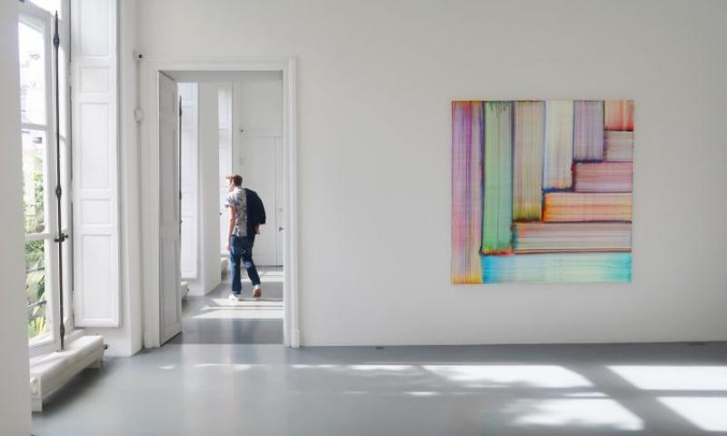 Vue d’une exposition de tableau peinture art contemporain dans une galerie parisienne lumineuse et moderne
